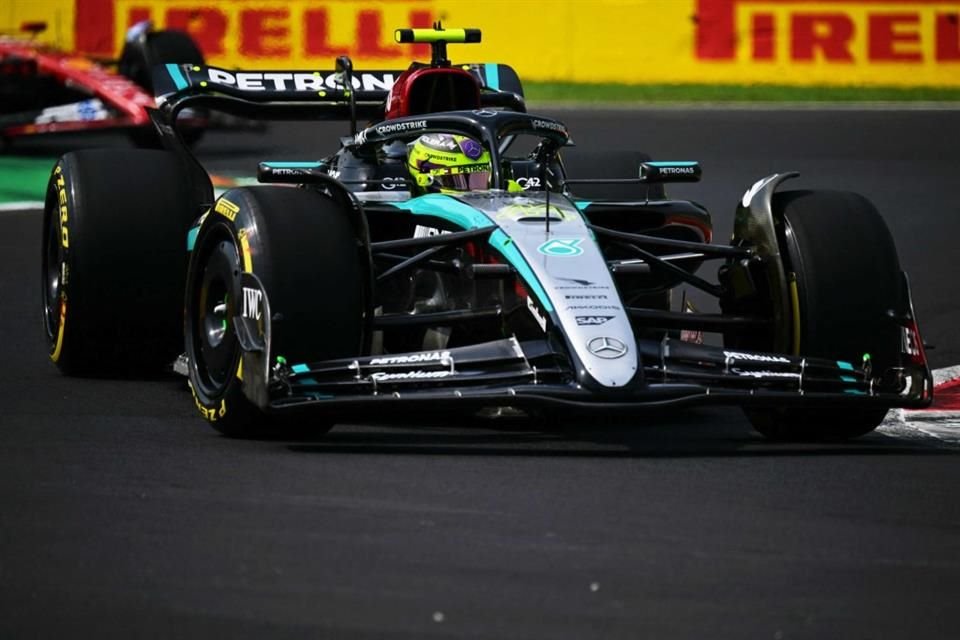 Mercedes completó el 1-2 en la última práctica libre con Lewis Hamilton liderando al pelotón; Sergio Pérez cayó hasta el puesto 18.