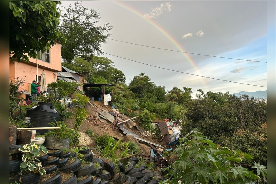 La caída de la pared de una casa, en Jiutepec, Morelos, dejó un saldo de tres niñas muertas, de acuerdo con autoridades del estado.