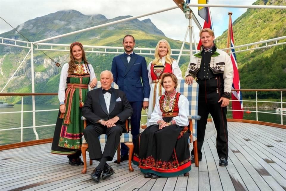 Durante la ceremonia estuvieron presentes el Rey Harald, el Príncipe heredero Haakon, la Princesa heredera Victoria de Suecia y más miembros de la realeza.