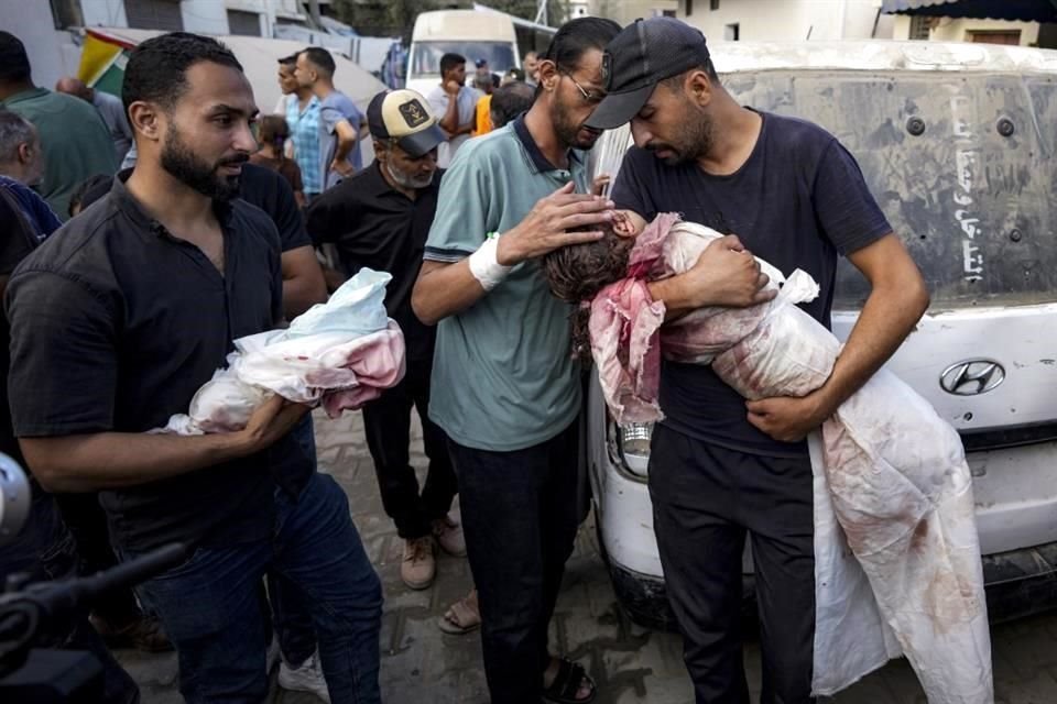 Familiares lloran a los niños muertos en el bombardeo israelí de la Franja de Gaza en un hospital de Deir al-Balah.