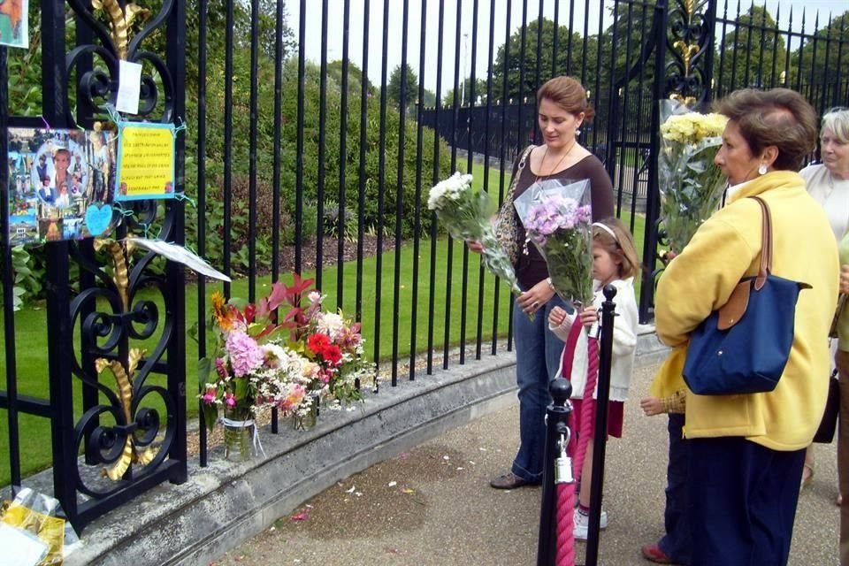 El Palacio de Kensington se viste año con año con flores y regalos.