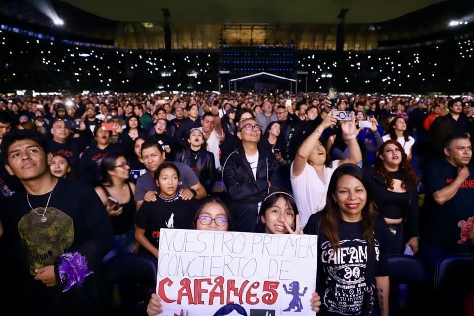 Público de varias generaciones cantó éxitos como 'Viento'.