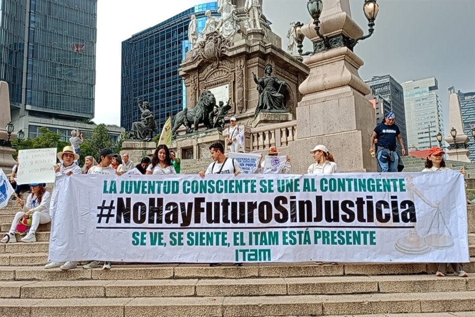 Estudiantes de universidades públicas y privadas marchan del Ángel de la Independencia al Senado en contra de la reforma judicial.