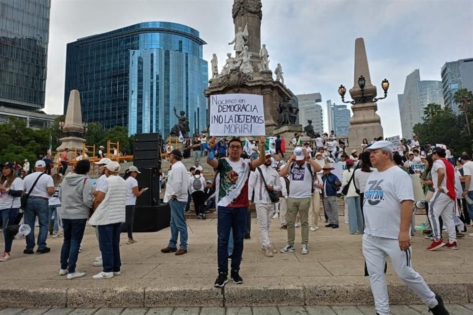 Asistentes a la marcha se concentran en el Ángel de la Independencia.