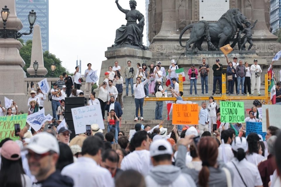 Estudiantes de universidades públicas y privadas marchan del Ángel de la Independencia al Senado en contra de la reforma judicial.