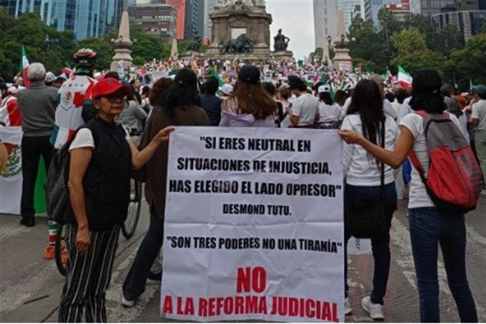 Concentración en apoyo a la marcha en contra del Poder Judicial desde el Ángel de la Independencia.