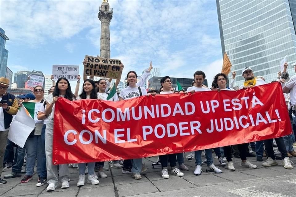 Estudiantes de la UP marchan rumbo al Senado.