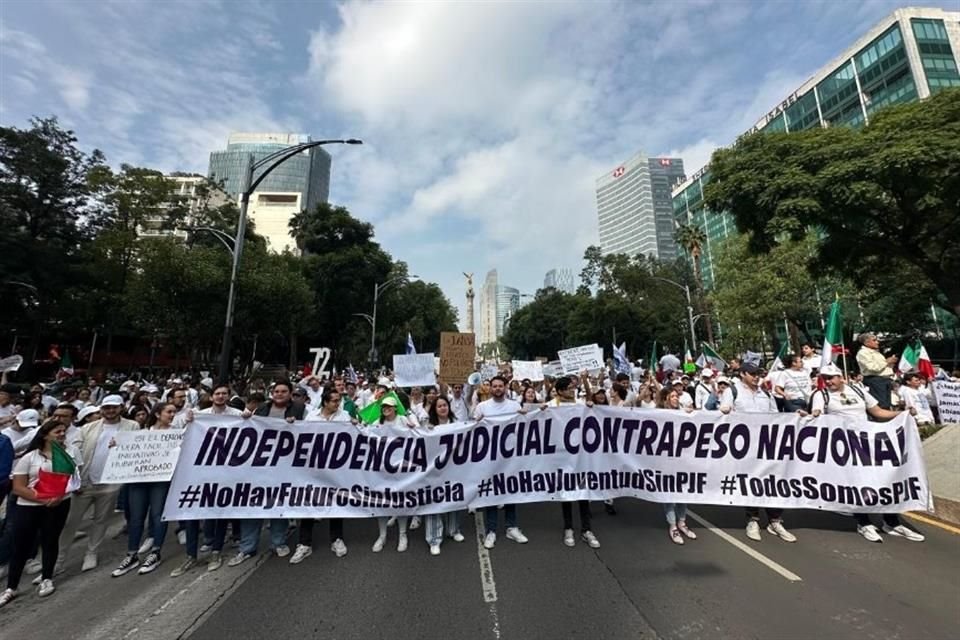 Los estudiantes acudieron a la marcha vestidos de blanco.