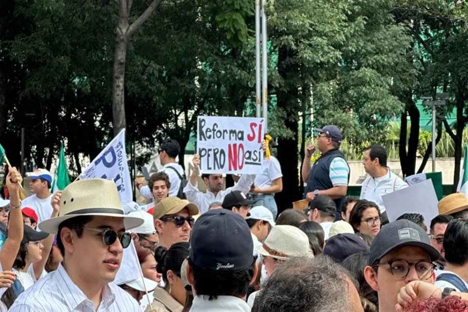 La marcha de universitarios en contra de la reforma judicial arribó al Senado de la República.