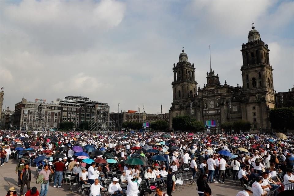 Simpatizantes del Presidente Andrés Manuel López Obrador ocupan la plancha del Zócalo.