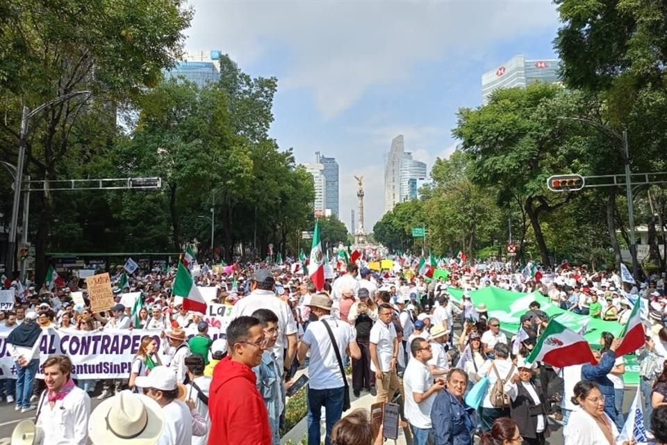 Concentración estudiantil rumbo al Senado en contra de la reforma judicial.