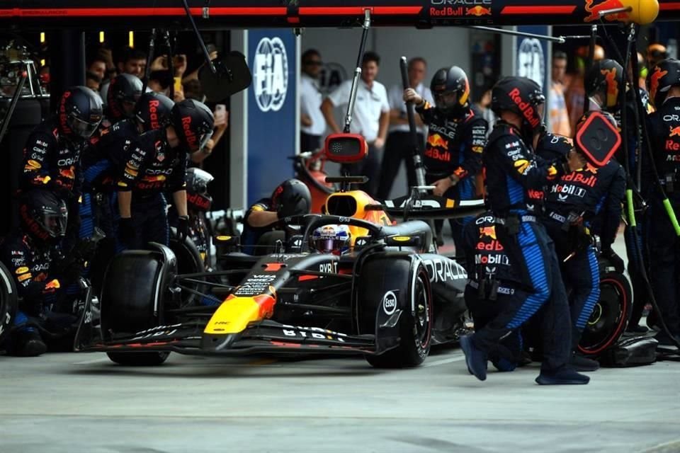 El mal momento de Red Bull también se vio reflejado en una entrada de Verstappen a pits.