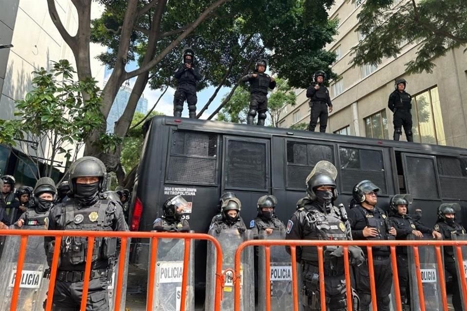 Elementos policiales resguardan el Senado de la República.