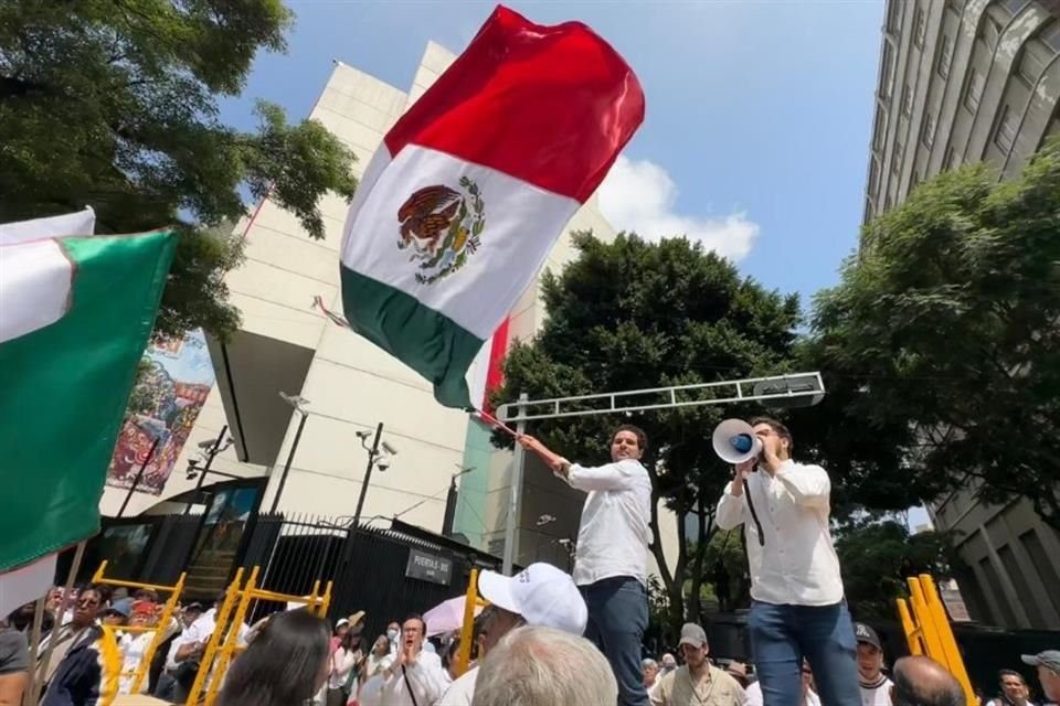 La marcha estudiantil en contra del Poder Judicial arribó al Senado.