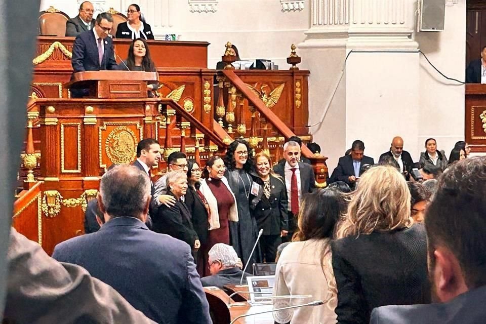 Al presentar a la bancada morenista, el panista Luis Chávez apareció en el bloque mayoritario.