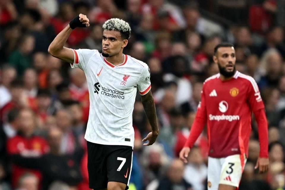 Luis Díaz marcó un doblete para guiar al Liverpool al triunfo sobre el Manchester United.