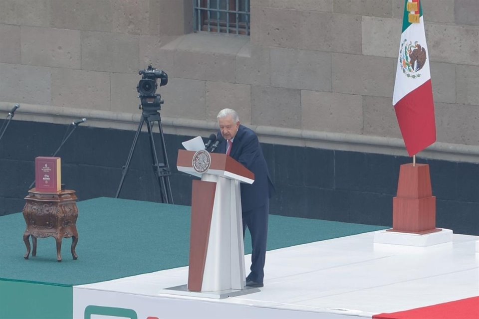 AMLO realizó una consulta a mano alzada durante su Sexto Informe sobre la reforma judicial y algunos asistentes gritaron contra Norma Piña.