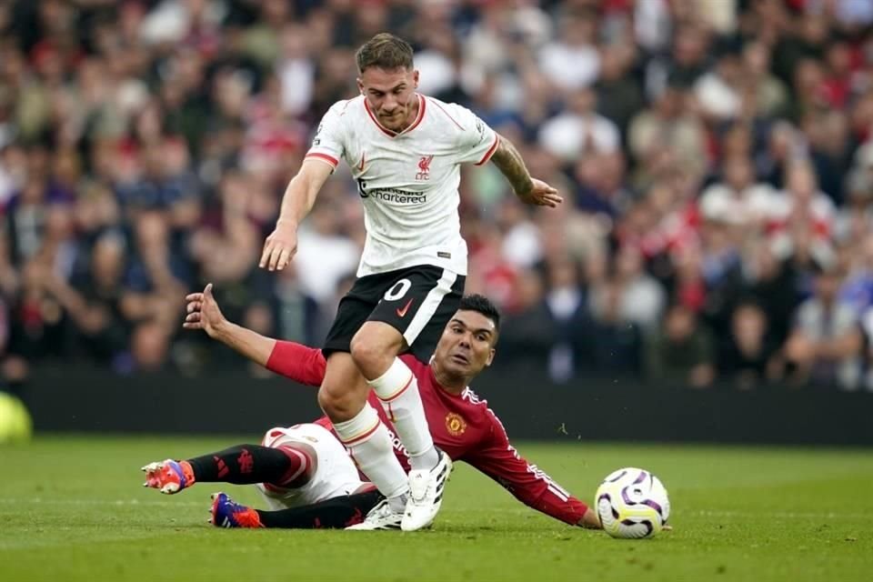 Casemiro (de rojo) tuvo una tarde para el olvido en la cancha de Old Trafford.