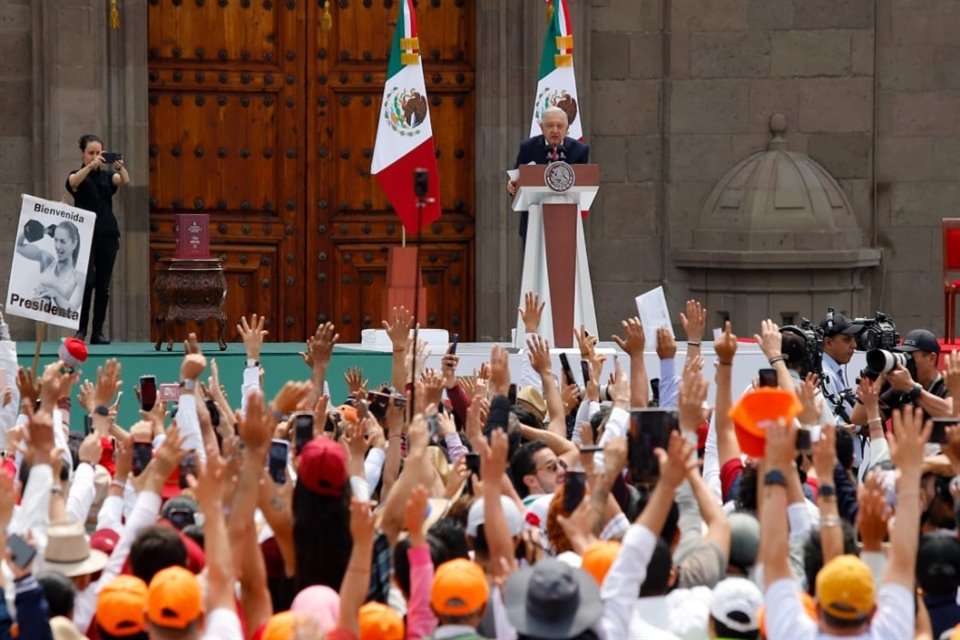 AMLO realizó una consulta a mano alzada durante su Sexto Informe sobre la reforma judicial y algunos asistentes gritaron contra Norma Piña.