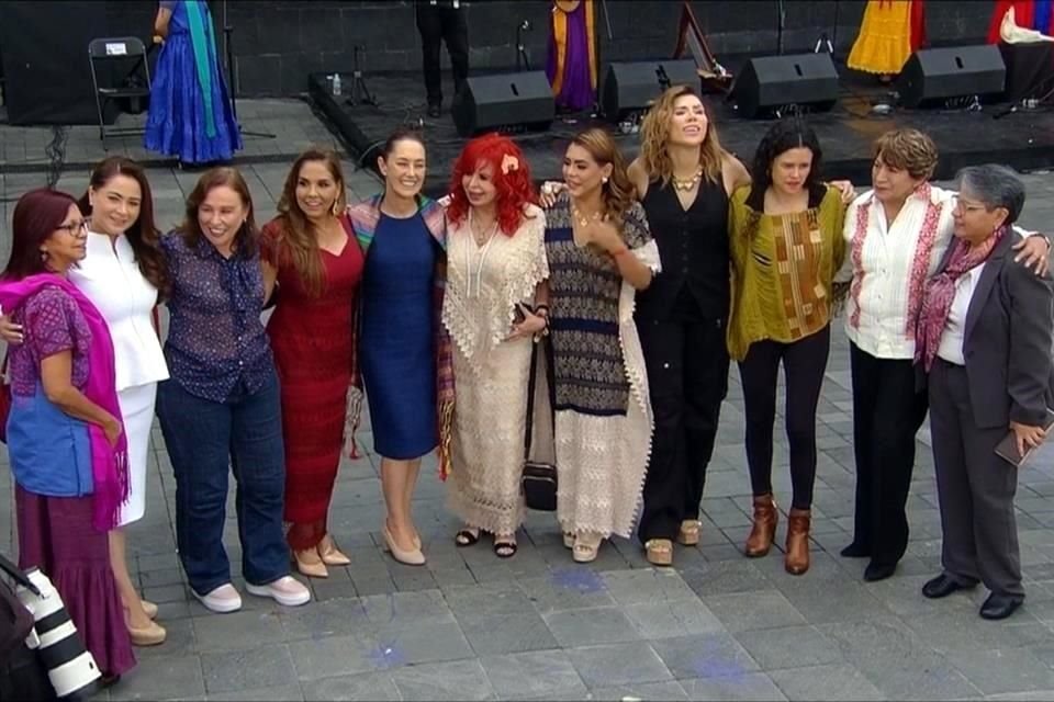 Sheinbaum posa junto con Gobernadoras y funcionarias previo al Informe de Gobierno del Presidente.