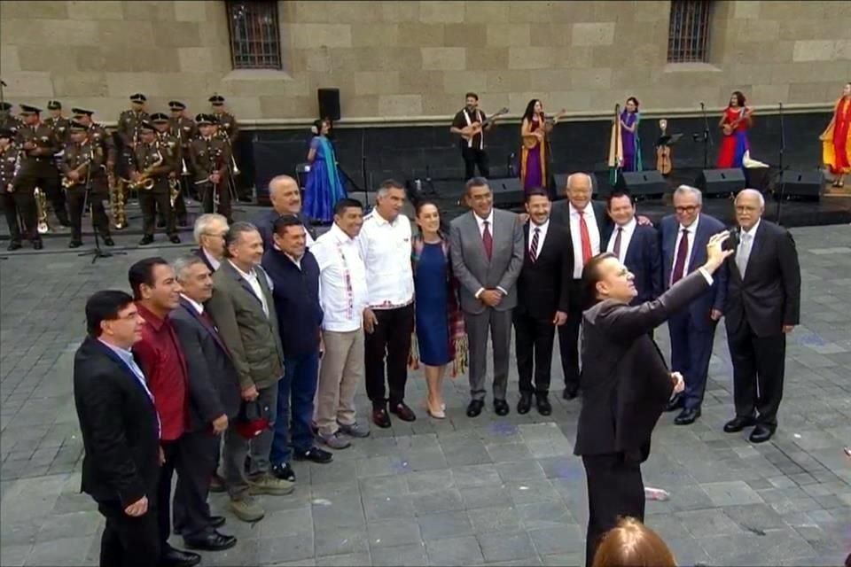 La Presidenta electa en la selfie con Gobernadores en funciones y electos y otros funcionarios.