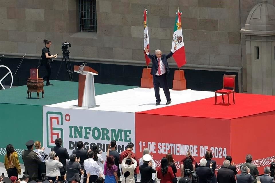 López Obrador en su último informe de labores, en el Zócalo de la Ciudad de México.