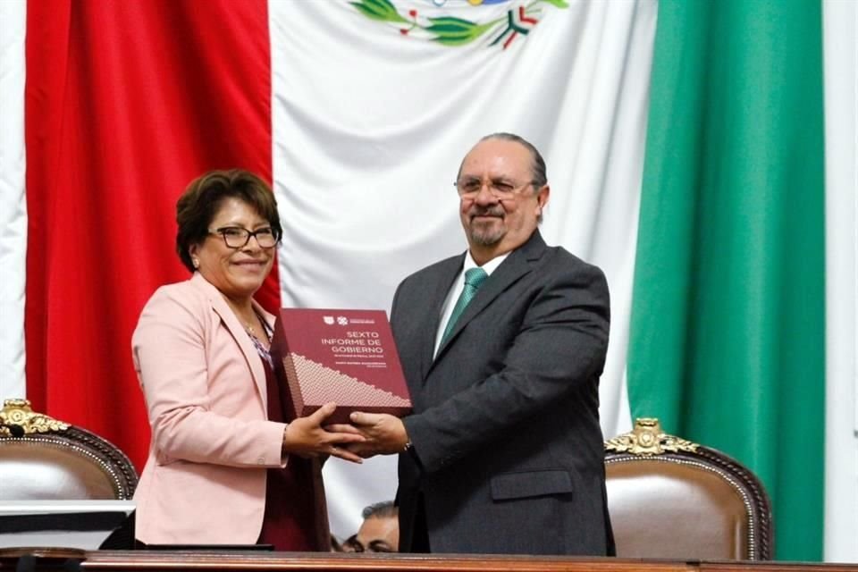 Ricardo Ruiz, Secretario de Gobierno, estuvo a cargo de la entrega del documento al Legislativo capitalino.