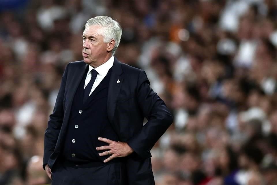 Carlo Ancelotti sabe que su equipo no anda bien y por momentos se mostró muy desesperado en el banquillo merengue.