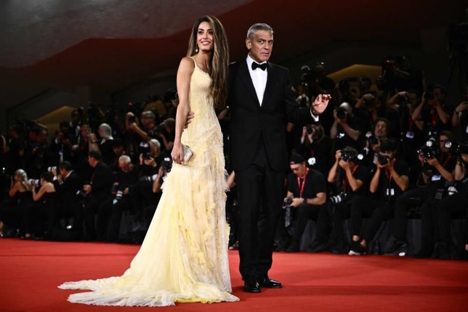 Amal Clooney lució accesorios brillantes y un vestido largo de encaje y corset en color amarillo mantequilla.