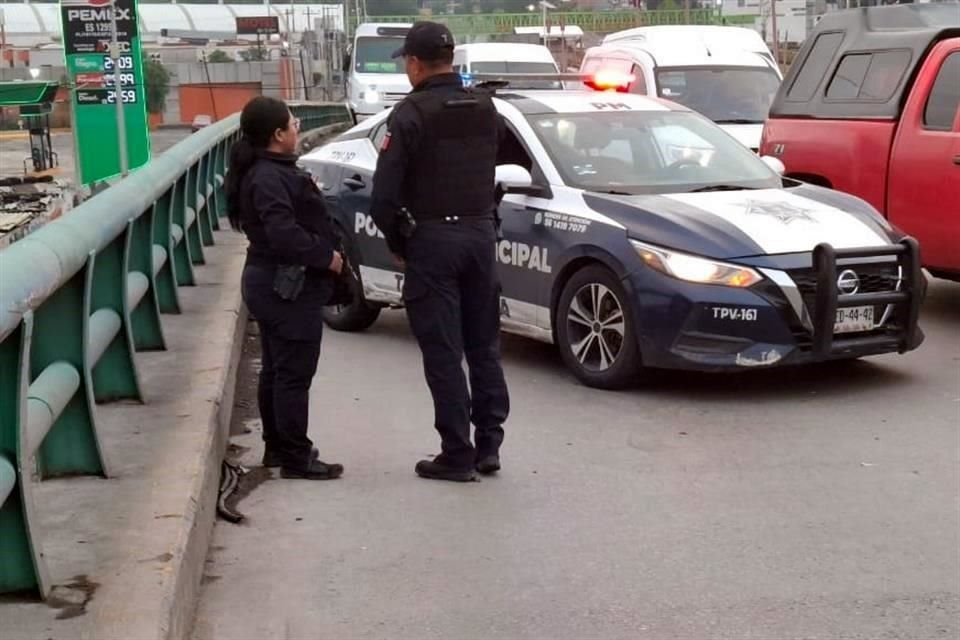 Automovilistas alertaron a servicios de emergencia al ver al hombre sobre la vialidad.