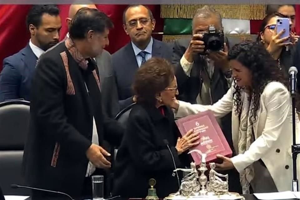 La titular de Segob entrega el Sexto Informe de Gobierno.