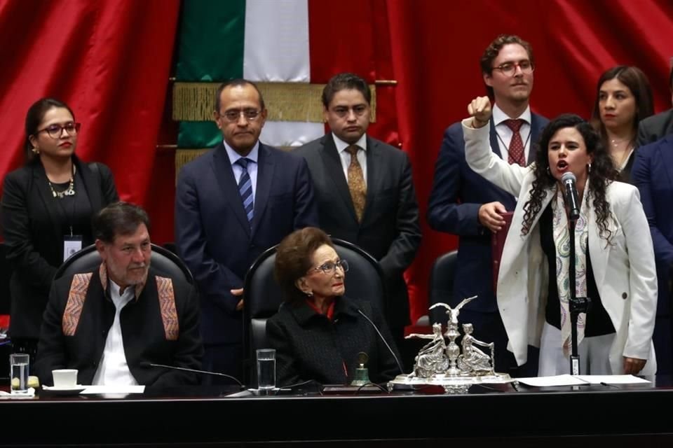 La Secretaria de Gobernación, Luisa María Alcalde, hizo de la entrega del informe un mitin de apoyo a López Obrador.