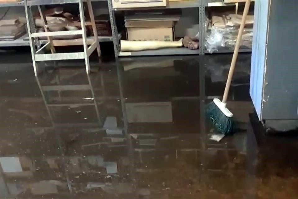 El 17 de agosto, la lluvia inundó la Subdirección de Museografía del Museo de Antropología.