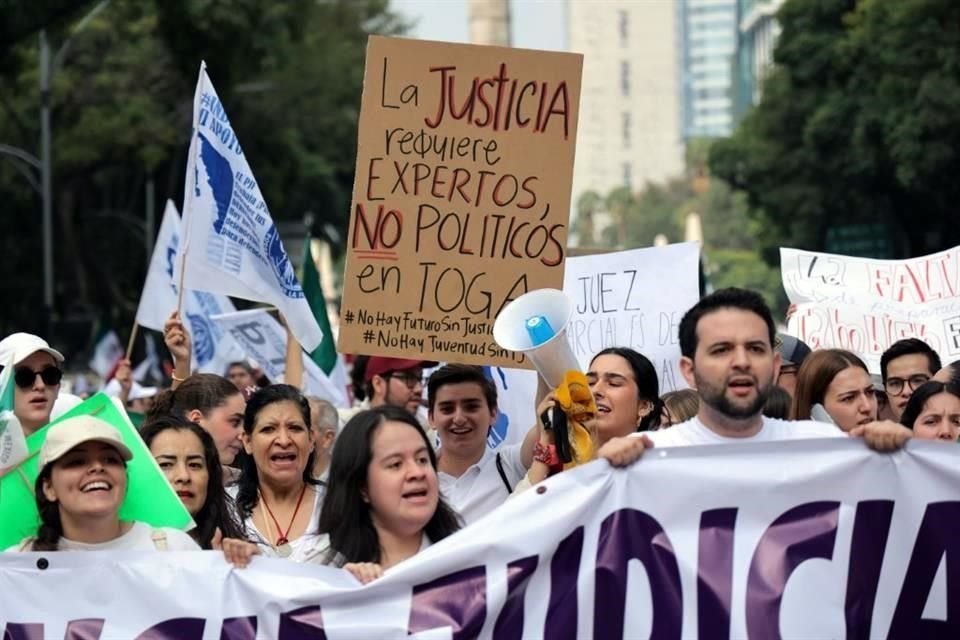 Miles de estudiantes de derecho tomaron ayer las calles de la CDMX para exigir un diálogo entre el Gobierno y la sociedad civil para mejorar el sistema de justicia y la reforma al Poder Judicial.