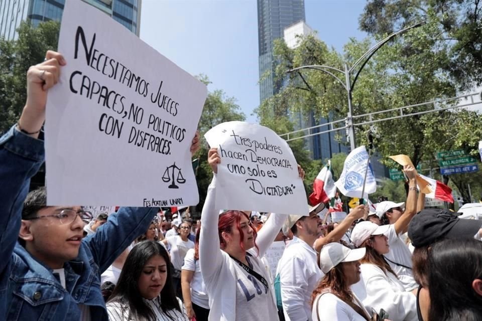 Representantes de otras instituciones, como el CIDE y la Escuela Libre de Derecho (ELD), también participaron en la movilización.