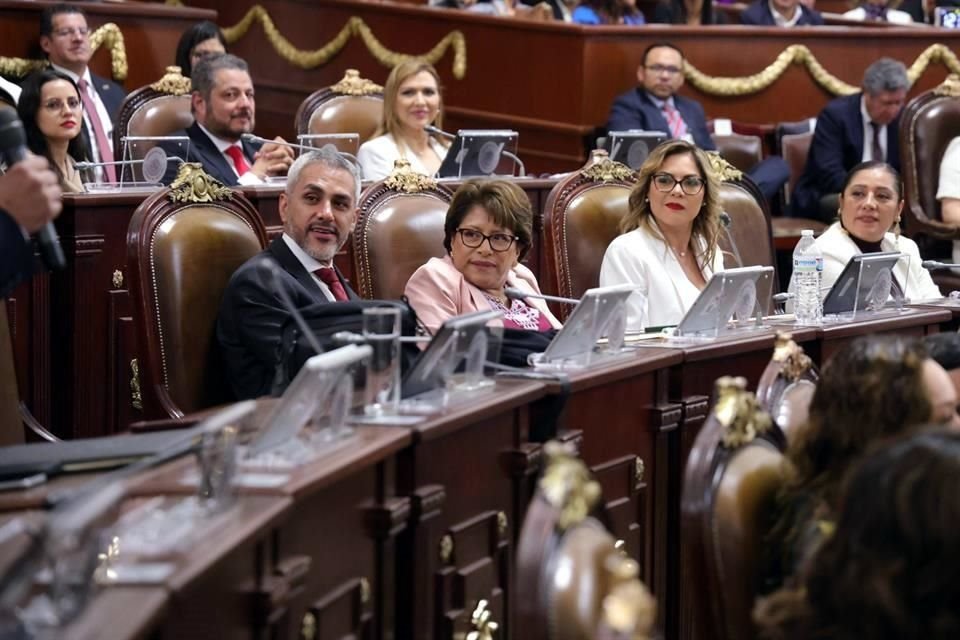 Luis Chávez se sabía protagonista, usó una corbata guinda y ocupó un lugar flanqueado por Ávila y la hermana del Jefe de Gobierno, Valentina Batres. 