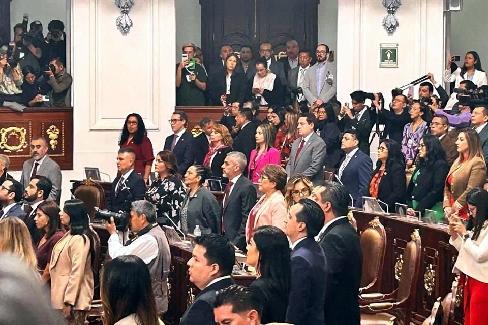 El panista Luis Chávez se dejó ver con corbata guinda junto a la morenista Martha Ávila, presidenta del Congreso local.