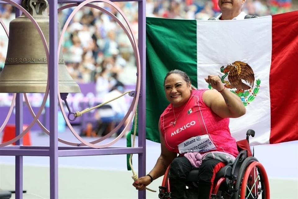 La para atleta mexicana Gloria Zarza tocó la tradicional campana de la victoria en el Stade de France.