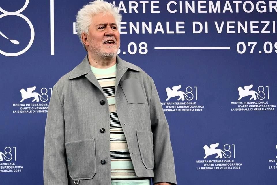 Pedro Almodóvar presentó este lunes en Venecia su primera cinta en inglés, 'La Habitación de al Lado', una historia a favor de la eutanasia.