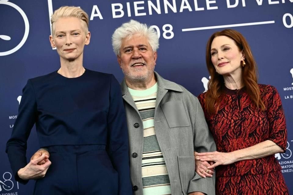 'La Habitación de al Lado' es un drama sobre el ocaso de la vida, con Tilda Swinton (izq.) y Julianne Moore (der.), y el cual está en competencia por el León de Oro.