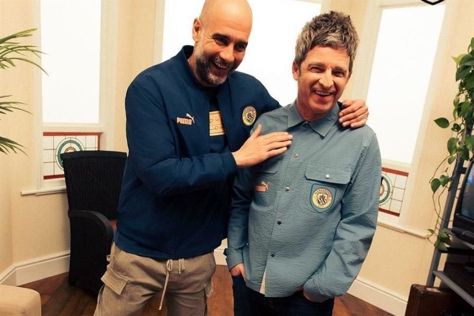 El entrenador Pep Guardiola y Noel Gallagher luciendo la colección de ropa 'Definitely City'.