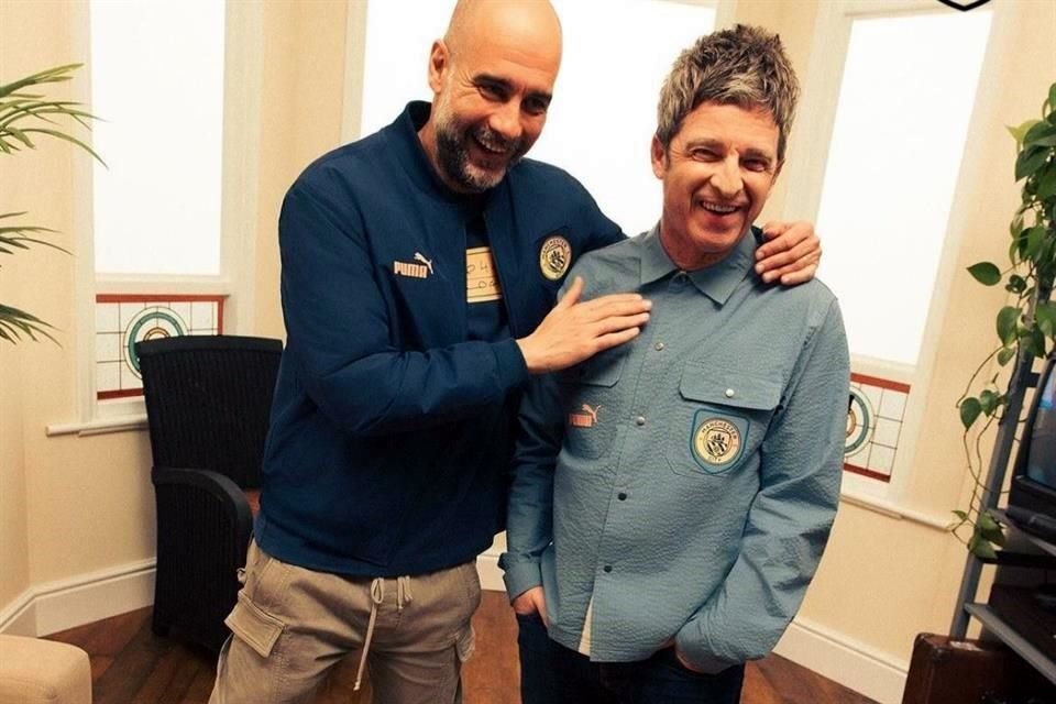 El entrenador Pep Guardiola y Noel Gallagher luciendo la colección de ropa 'Definitely City'.