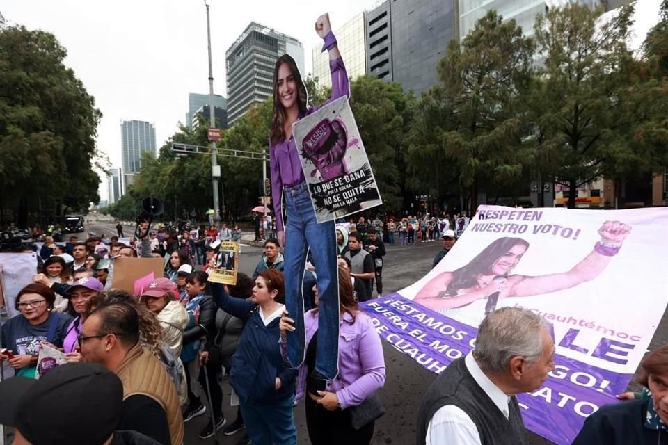 Los manifestantes apoyan a la ex candidata opositora Alessandra Rojo de la Vega.