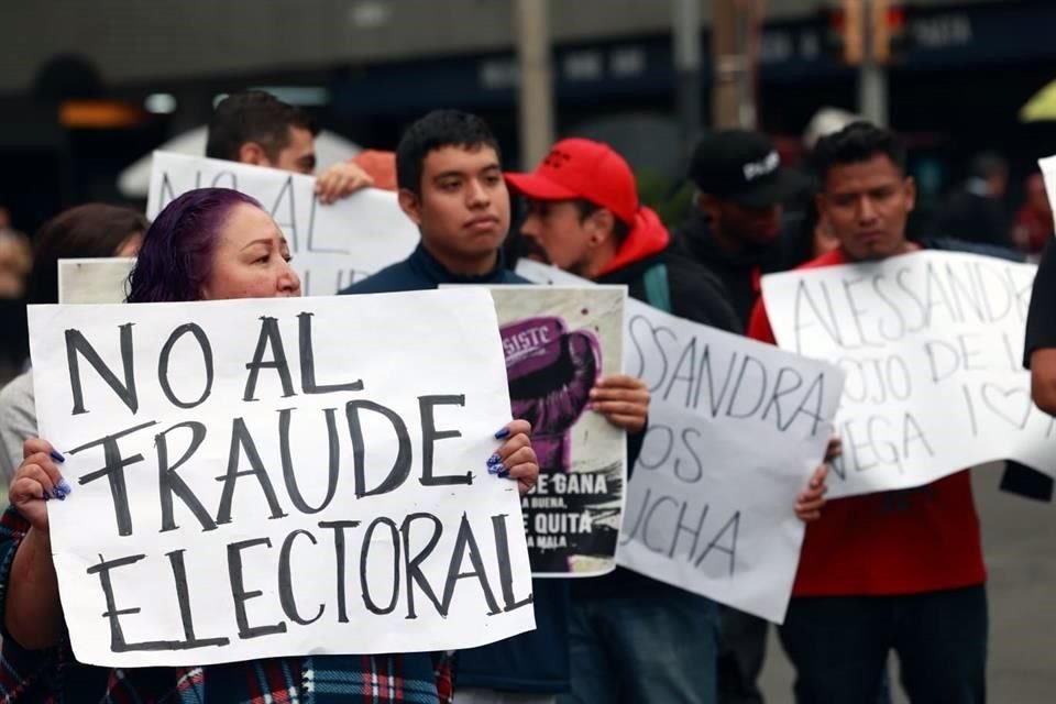 Los manifestantes rechazan la resolución adoptada por el Tribunal Electoral capitalino.