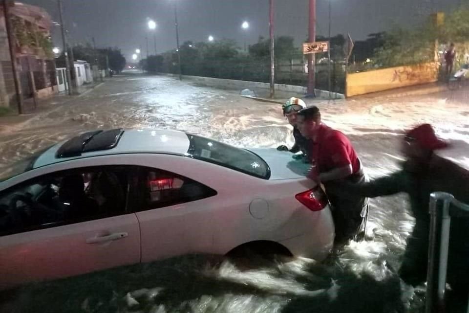 Decenas de vehículos quedaron varados ante la acumulación de agua en distintas zonas de la capital tamaulipeca.