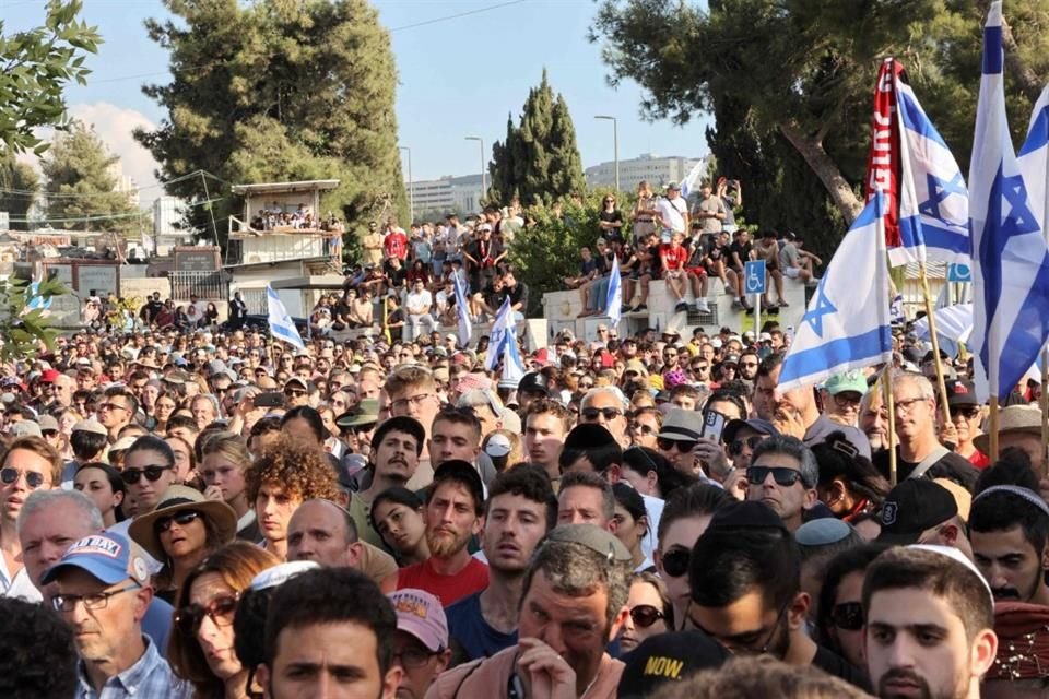 Cientos de personas acudieron hoy al funeral Hersh Goldberg-Polin, cuyo cuerpo fue recuperado junto con el de cinco más en Gaza el fin de semana.