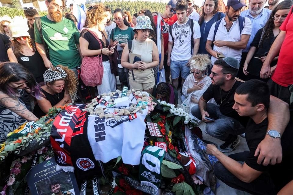 Amigos y familiares despiden a Hersh Goldberg-Polin, cuyo cuerpo fue recuperado junto con los de cinco personas más el fin de semana en Gaza.