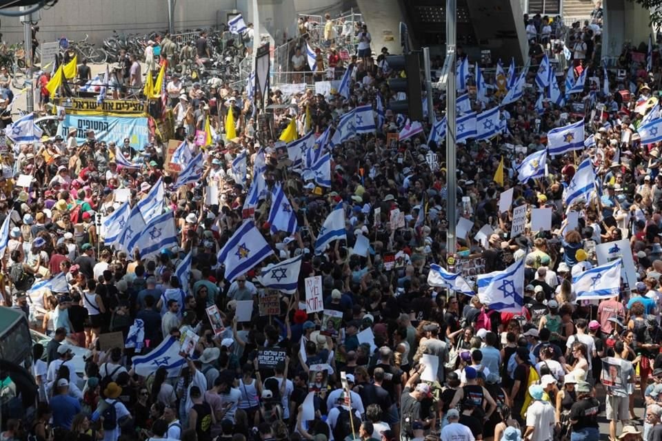 Cientos de miles de israelíes participaron en una huelga este lunes para exigir un cese al fuego en Gaza que permita la liberación de los rehenes.