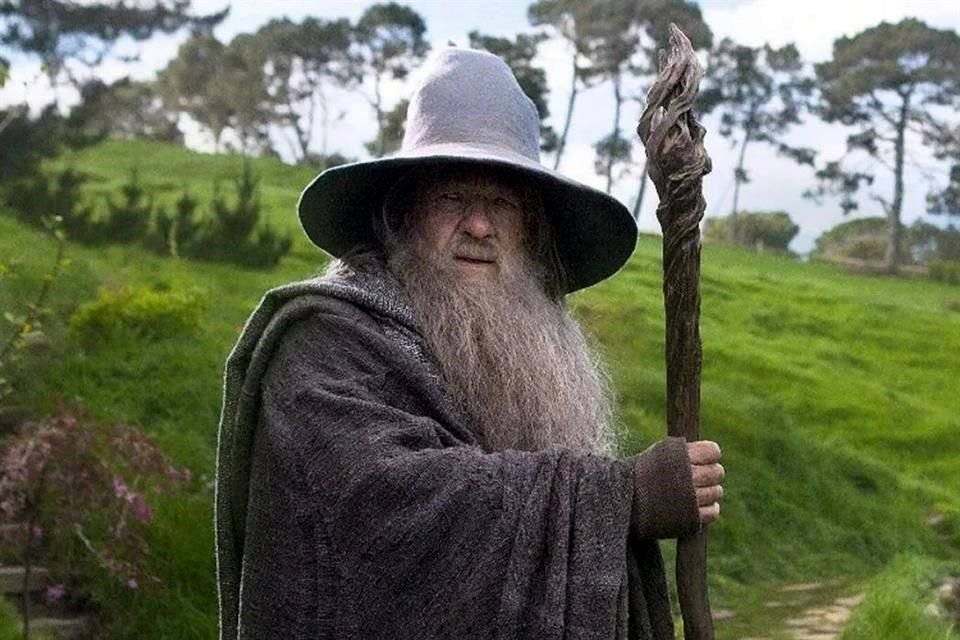 En una entrevista reciente, McKellen dijo que Gandalf sí aparecerá en al menos una de las próximas películas que prepara Warner Bros.