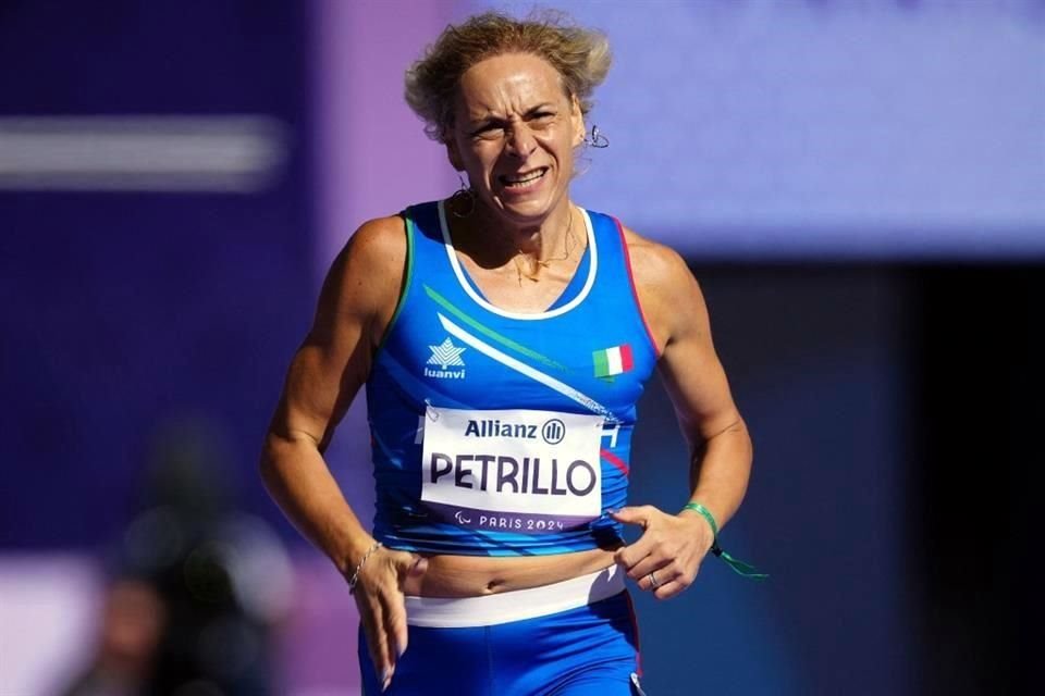 Petrillo, que tiene discapacidad visual, puede competir como velocista en la categoría femenil T12 porque World Para Athletics permite que participen todas las atletas reconocidas como mujeres.